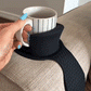 ☕ 50% RABATT! Silikon Koppholder til Sofaarm – Sølbeskyttelse & Stabil Plass til Koppen! 🛋️ Universell Passform – For Kopper & Glass i Forskjellige Størrelser. 🧼 Enkel Rengjøring