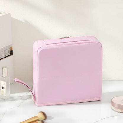 💄 50% RABATT! Elegant Håndveske med Rom – 5 Farger & Flekkmotstandig PU! ✨ Hold Sminken Organisert – Perfekt for Reise & Hverdag. 🎀 Hengbar Design – Kjøp 3 for 10% Ekstra Rabatt! 🛍️