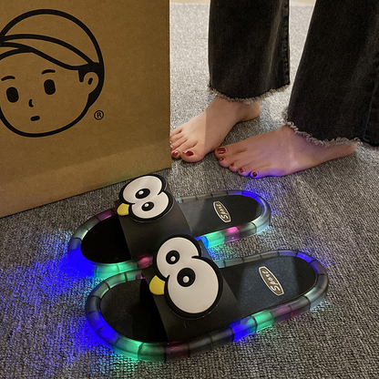 La føttene skinne! Tegneserie-tøfler med fargerike LED-lys – et lekent preg på hverdagen