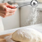 🍰 Multifunksjonell Mel- & Sukkerstrøer i Rustfritt Stål – Perfekt for Kakepynt & Baking! 💨 Enkel Én-hånds Betjening – Dryss Mel, Kakao & Florsukker Som en Profesjonell. ✨ Oppvaskmaskinsikker & Korrosjonsbestandig