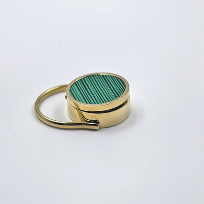 💄 2-i-1 Unisex Ring med Skjult Rom – Oppbevar Piller eller Lipgloss Diskret & Stilig! ✨ Rustfritt Stål & Elegant Akrylinnlegg – Perfekt for Hverdag, Reiser & Nødsituasjoner.