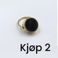 💄 2-i-1 Unisex Ring med Skjult Rom – Oppbevar Piller eller Lipgloss Diskret & Stilig! ✨ Rustfritt Stål & Elegant Akrylinnlegg – Perfekt for Hverdag, Reiser & Nødsituasjoner.
