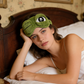 🐸 Myk & Morsom 3D Frosk Sovemaske – Justerbare Øyelokk for Ulike Uttrykk! 😴 Blokkerer Lys Fullstendig – Perfekt for Reiser & Lurelur. ✈️ 3D-konturert Design – Trykkfri for Øyne & Vipper.