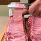 🥩 Rustfritt Stål BBQ Ribbeavskinner – Fjerner Hinna Enkelt & Raskt for Perfekt Grillmat! ✨ Skarpt Blad – Perfekt for Ribbe, Svinekjøtt & Fisk. 🔪 Ergonomisk Håndtak